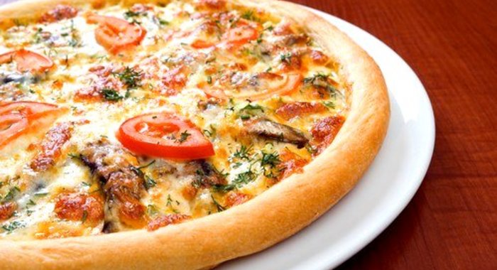 Пицца с ветчиной, помидорами и артишоками