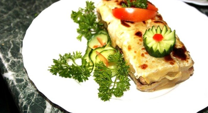 Кабачковый закусочный рулет с мясом и грибами