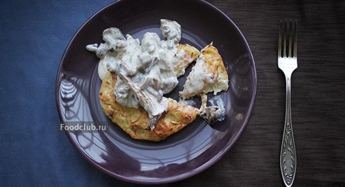 Драники со сметано-грибным соусом