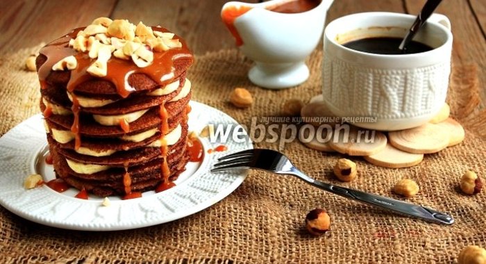 Шоколадно-ржаные блинчики с карамельным соусом