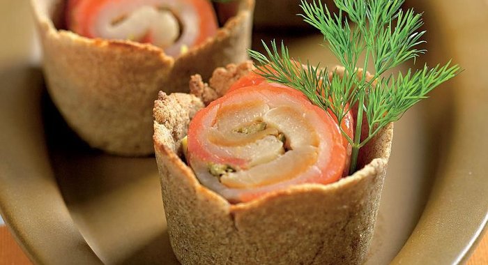 Рулетики из форели и палтуса с зеленым перцем и каперсами