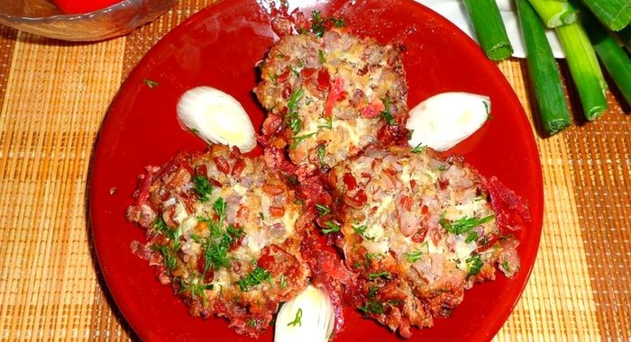 Тушеные тефтели со свеклой