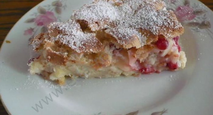 Шарлотка с яблоками на кефире в духовке