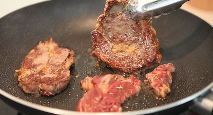 Стейк на сковороде