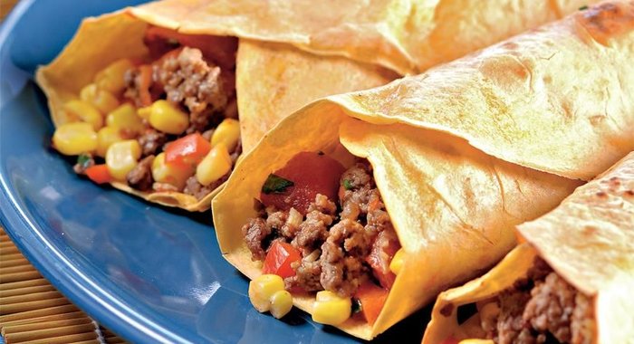 Тортильяс с кукурузно-мясной начинкой и овощной сальсой