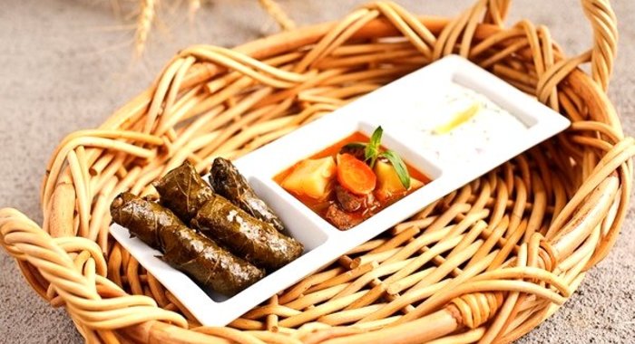 Долма из виноградных листьев