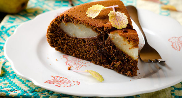 Шоколадная шарлотка с грушей