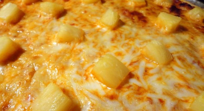 Пицца с ананасами и сыром