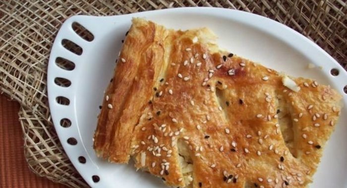 Пирог с капустой из слоеного дрожжевого теста