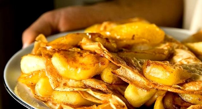 Карамельные блинчики с яблоками