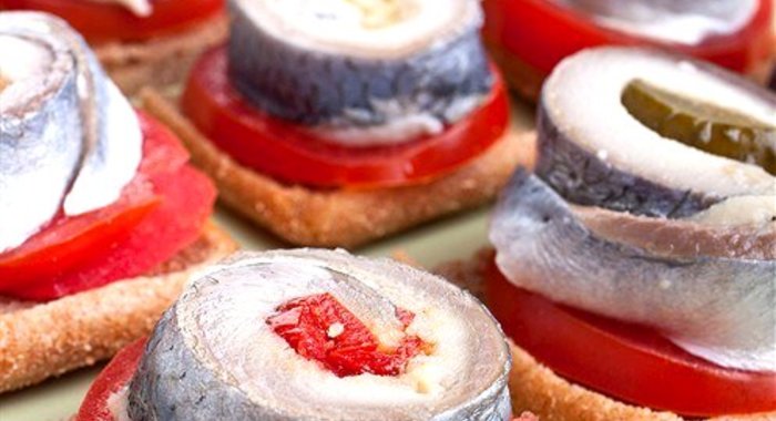 Открытый бутерброд с селедкой