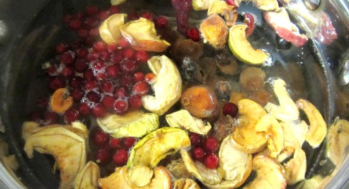 Компот из сухофруктов и брусники