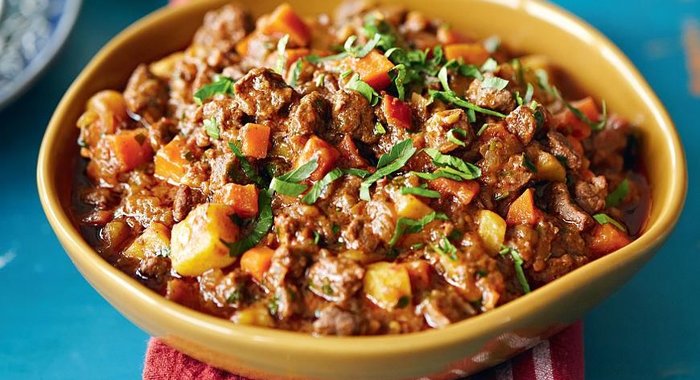 Телятина и овощи, тушенные с вином