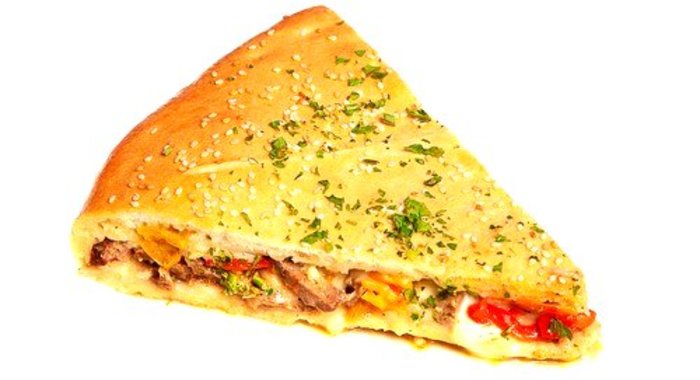 Закрытая пицца с сельдью, томатами и базиликом