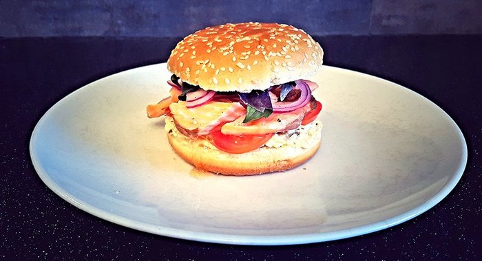 Бургер с семгой и омлетом