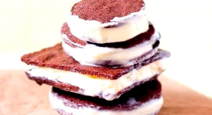 Шоколадные сэндвичи с начинкой из мороженого