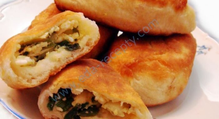 Пирожки из дрожжевого теста на воде с луком и яйцом