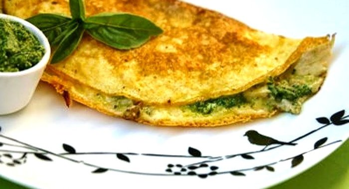 Омлет с творожным сыром и яблоком