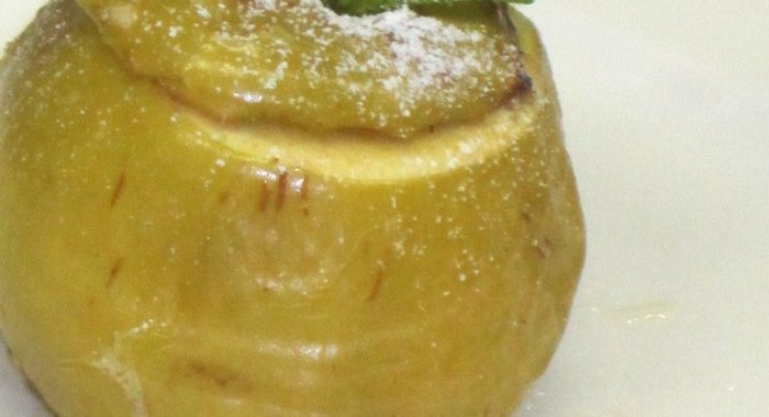 Яблоко, запеченное с физалисом и орехами