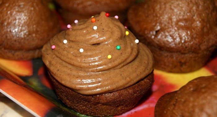 Шоколадные капкейки со сметанным кремом