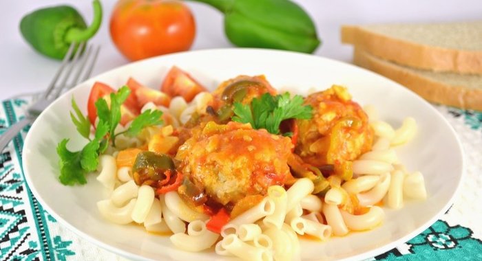 Тефтели куриные в соусе из томатов и сладкого перца