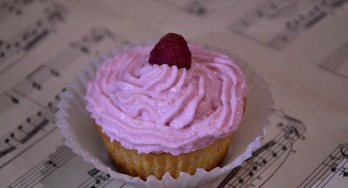 Капкейки с творожным кремом и шоколадной начинкой