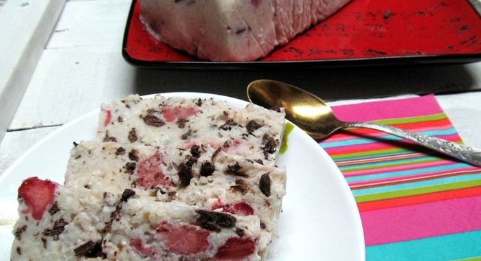 Домашнее мороженое с клубникой и шоколадом