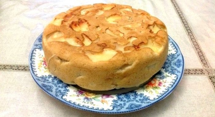 Яблочная шарлотка в мультиварке
