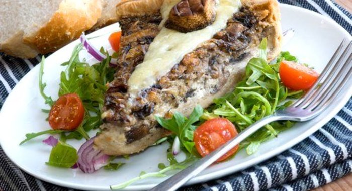 Грибной тарт с травами и грюйером