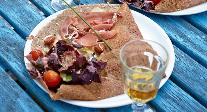 Гречневая галета с яблоками и сыром бри