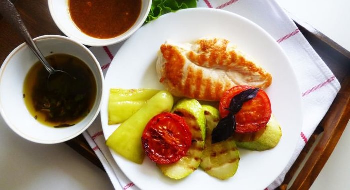 Куриная грудка и овощи на гриле с двумя соусами