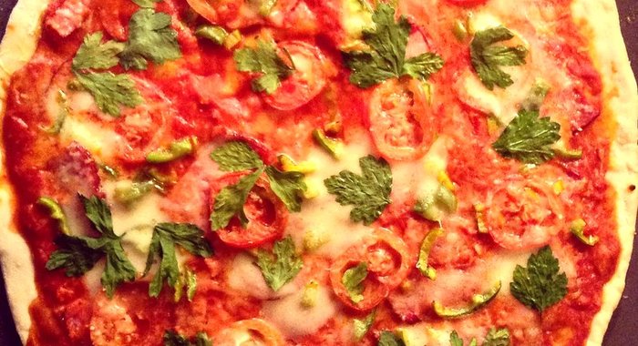 Пицца на красном соусе с говядиной