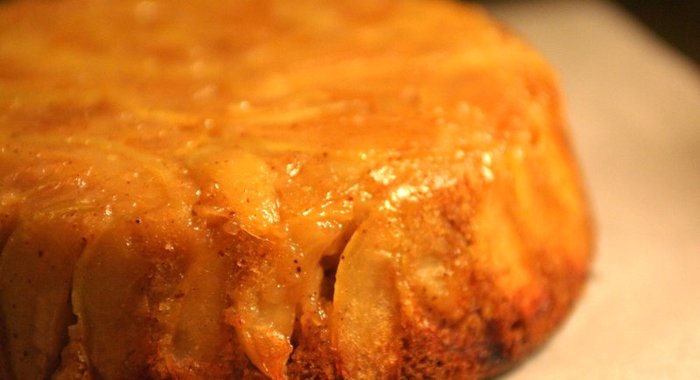 Шарлотка с замороженными яблоками