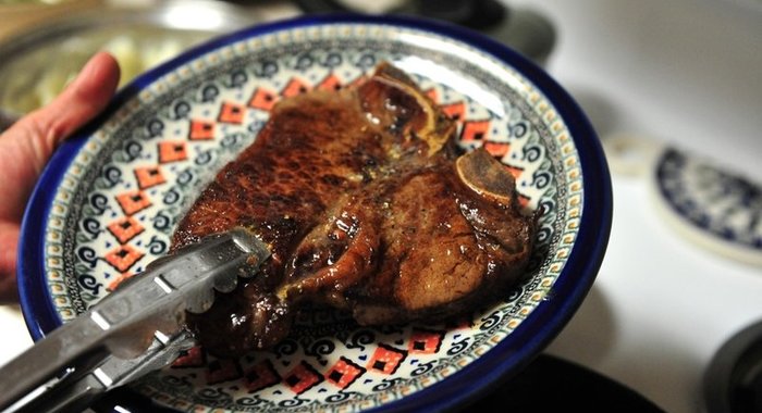 Стейк на кости на сковороде