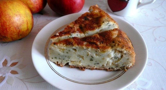 Шарлотка с яблоками и мятой