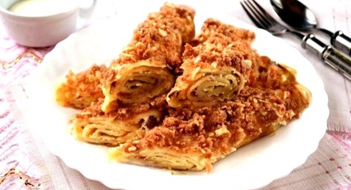 Блинные рулетики с творогом и крошкой