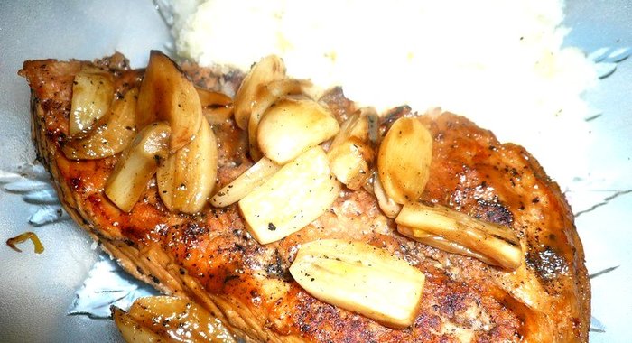Свиной шницель с чесноком и лимонным соком