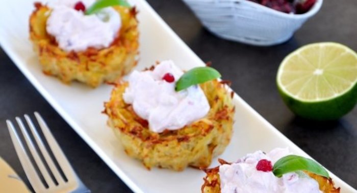 Картофельные корзинки с лососем и творожно-брусничным кремом