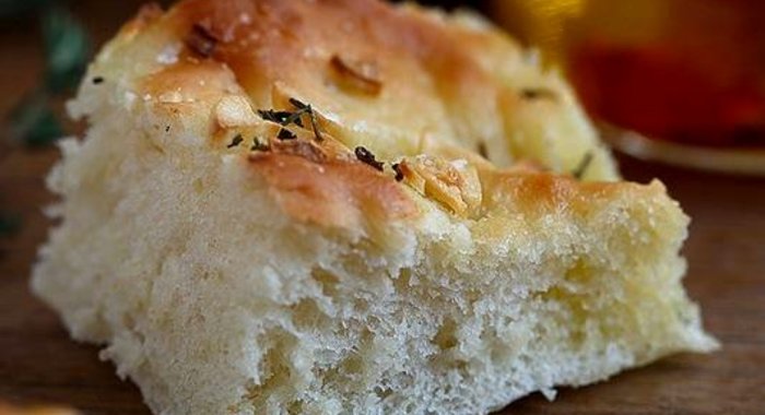 Фокачча с тимьяном и чесноком