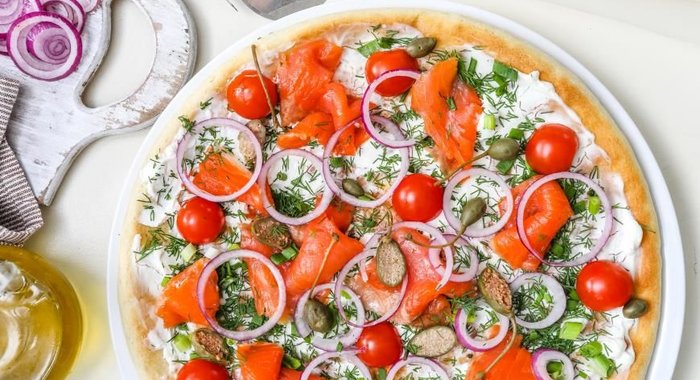 Скандинавская пицца с лососем