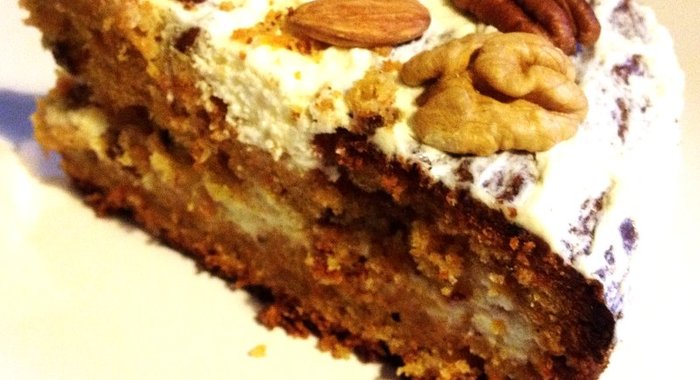 Морковный торт с орехами и кремом из сливочного сыра