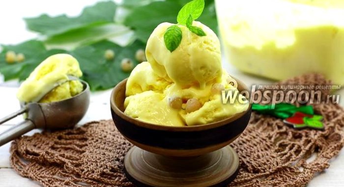 Сливочное мороженое с белой смородиной