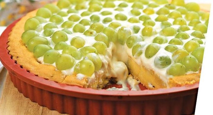 Миндальный торт с виноградом