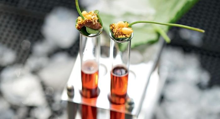 Смородиновая вода с паштетом из казы, кедровыми орехами и крамблом из вяленых помидоров от Владимира Мухина