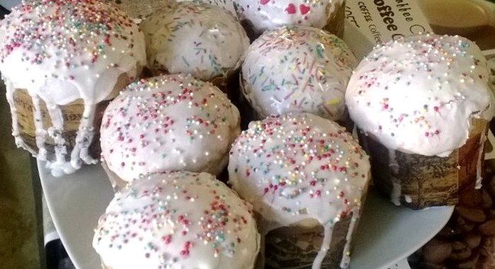 Кулич с грецким орехом и изюмом