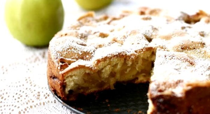 Диетическая яблочная шарлотка с медом на ржаной муке