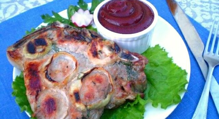 Стейк из свинины на углях