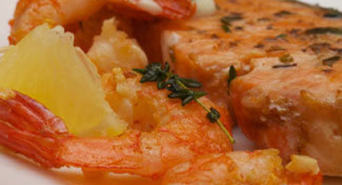 Стейк семги с креветками в сливочном соусе