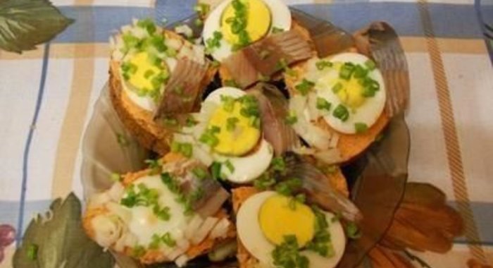 Закусочные бутерброды с селедкой на черном хлебе