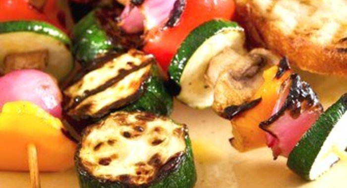 Шашлыки из сыра халлоуми, кабачков, грибов и перцев